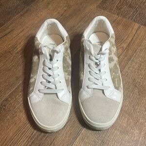 Vintage Havana suede low camo tennis shoes suede gently use size 8.5 believe🪖